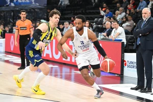Fener deklasirao Efes i nastavlja trku sa Bešiktašem